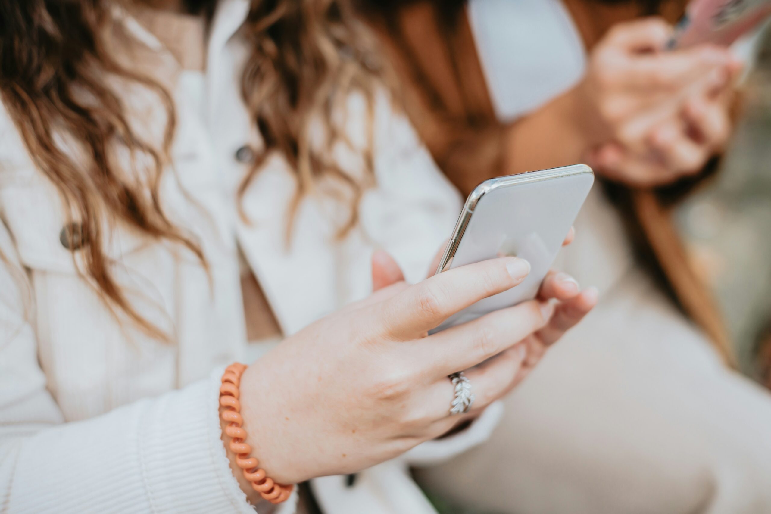 a featured image for a blog post about a 30-day no social media challenge