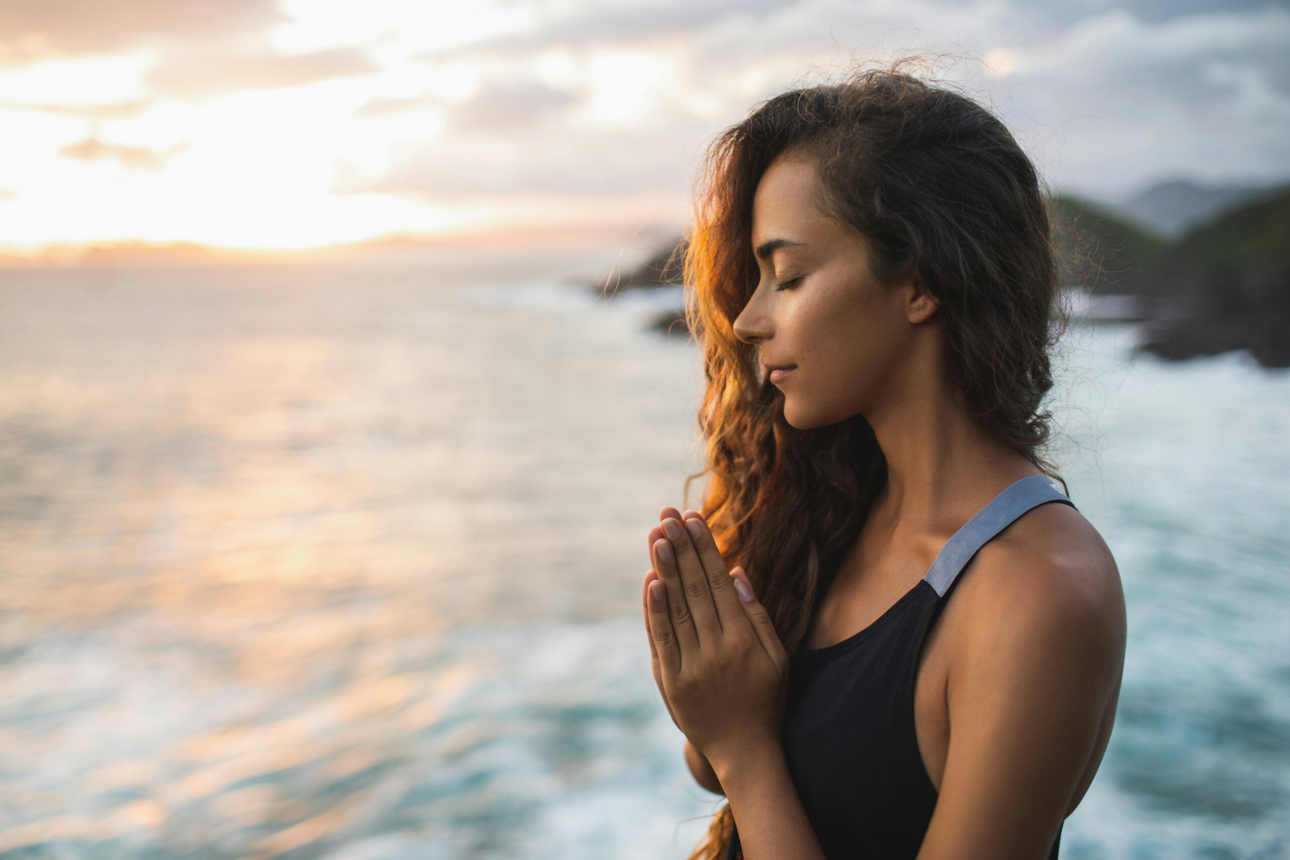 a featured image for a blog post about how to practice gratitude