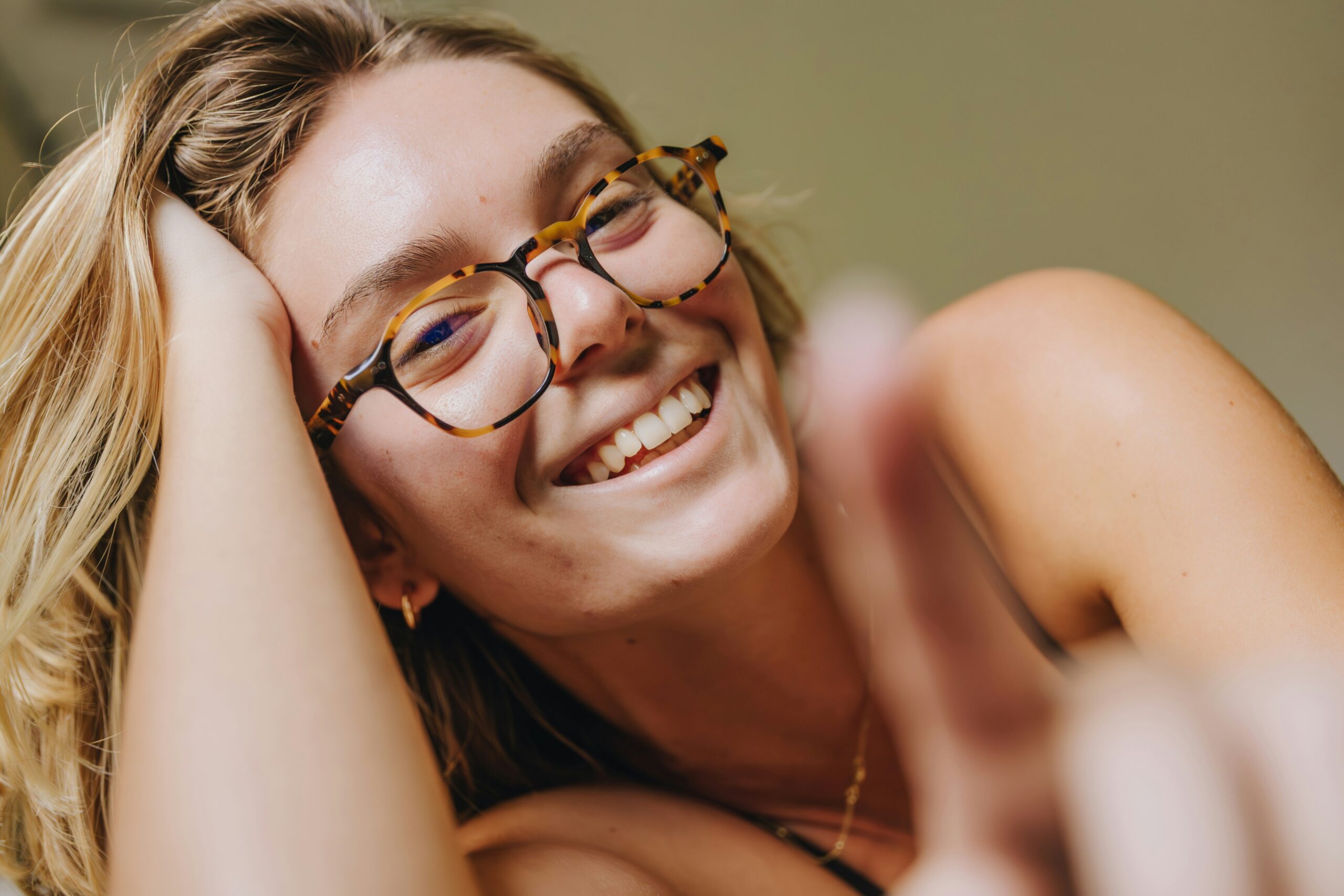 a featured image for a blog post about how to be confident
